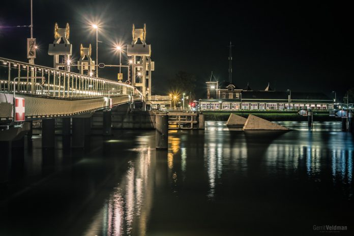 Kamper Stadsbrug in het donker