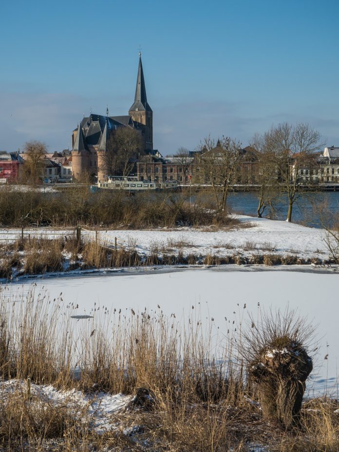 Een beetje sneeuw langs de IJssel bij Kampen
