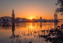 Stadsbrug bij zonsondergang
