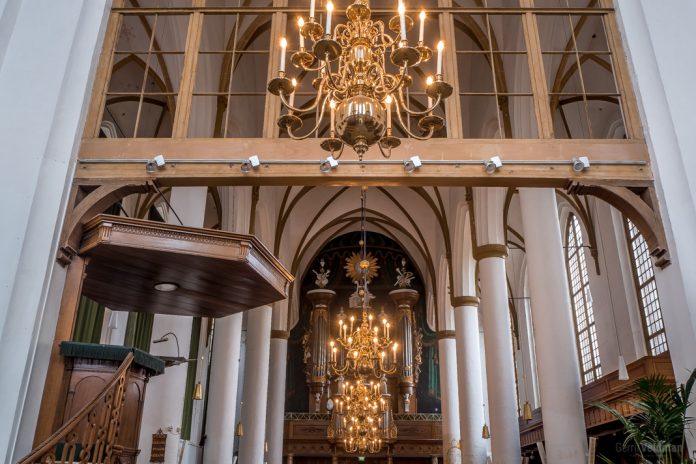 Interieur van de Grote of Sint-Nicolaaskerk in Elburg