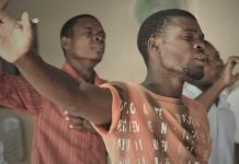 Moeten mannen bidden met opgeheven handen?